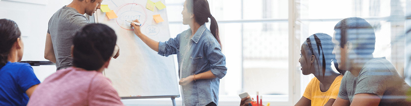 Différentes étapes pour une étude quali en salle avec des participants, dans l'une des salles MIS group situées à Paris, Lyon, Lille ou Birmingham.